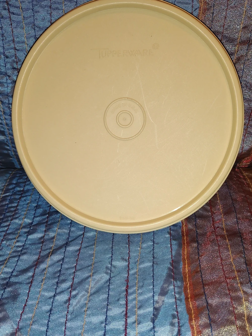 Vintage Tupperware Beige Round Lid Mold # 238-32